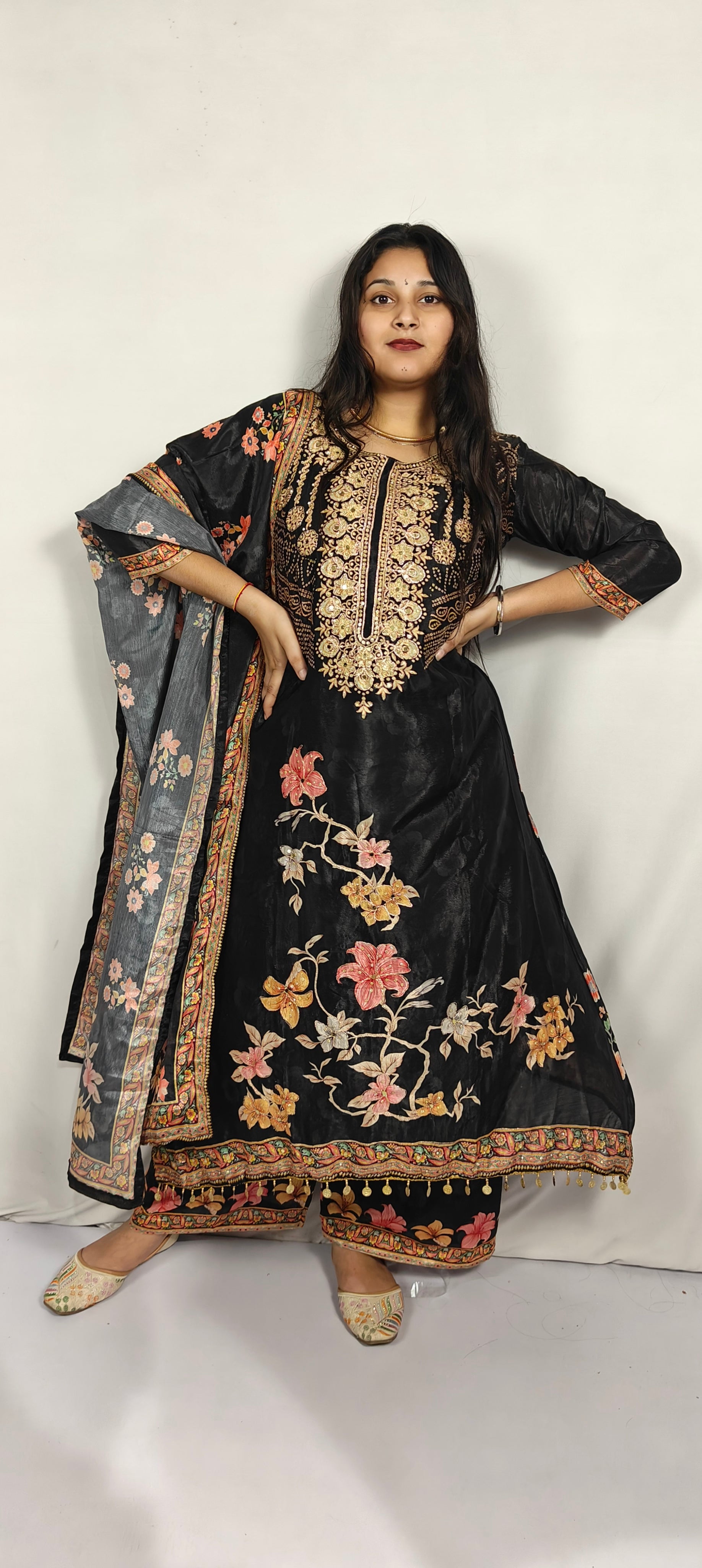Black Floral Embroidered Kurta Set (Z0284)