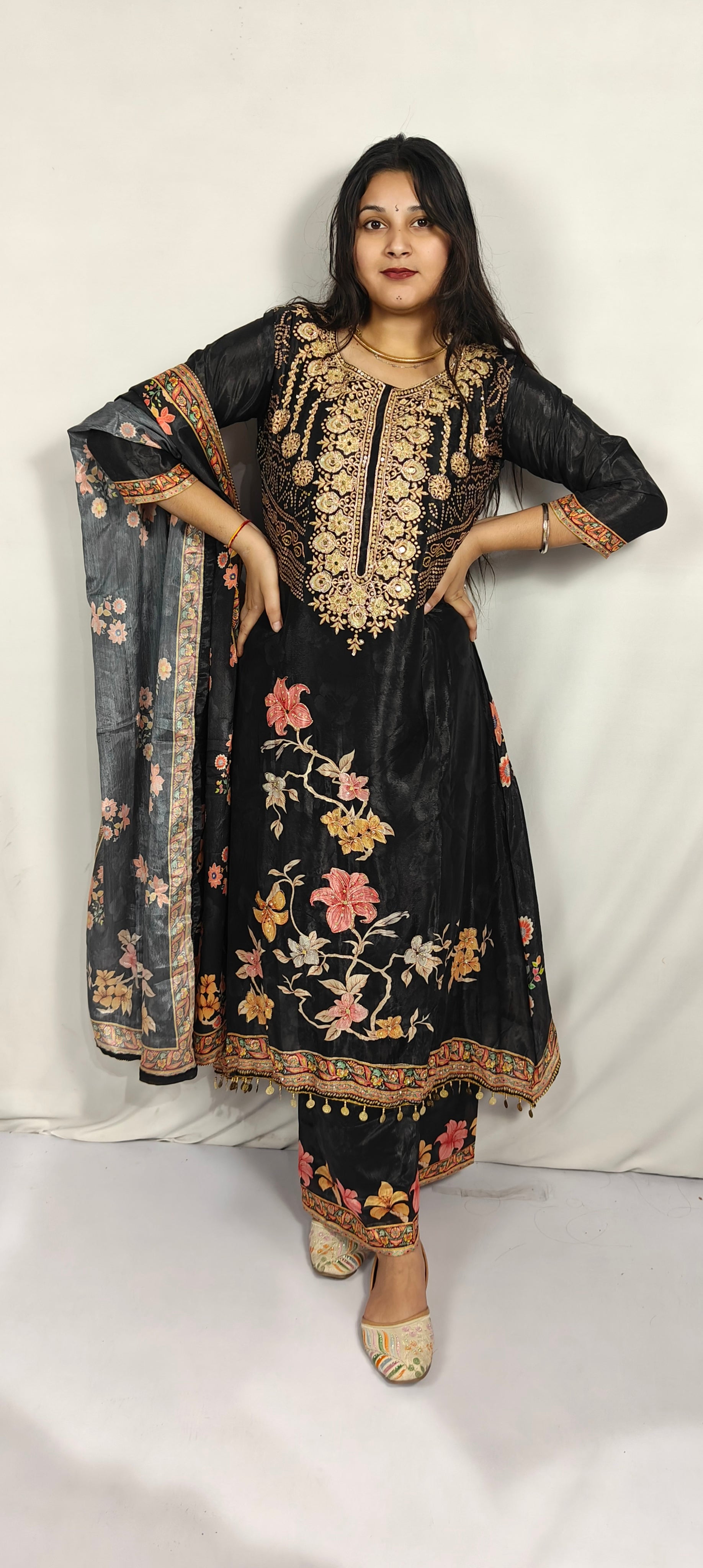 Black Floral Embroidered Kurta Set (Z0284)