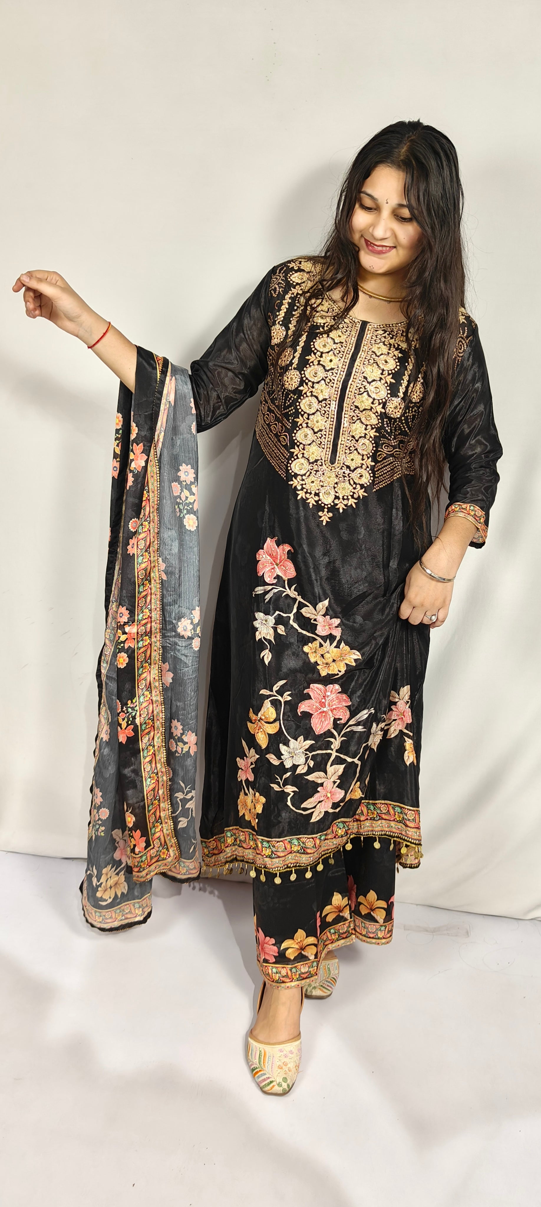 Black Floral Embroidered Kurta Set (Z0284)