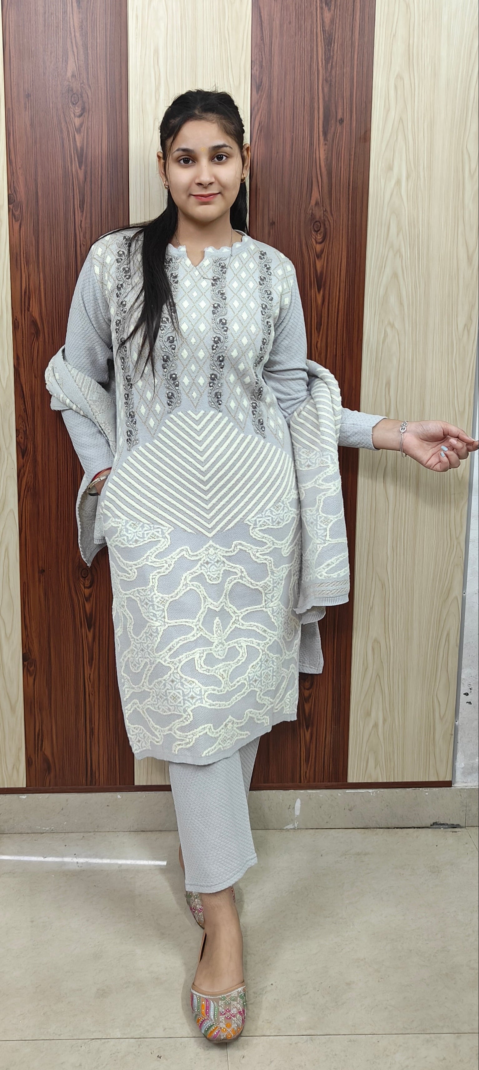 Elegant Ice Grey Winter Embroidered Ladies 3 Piece Suit (Zo354)