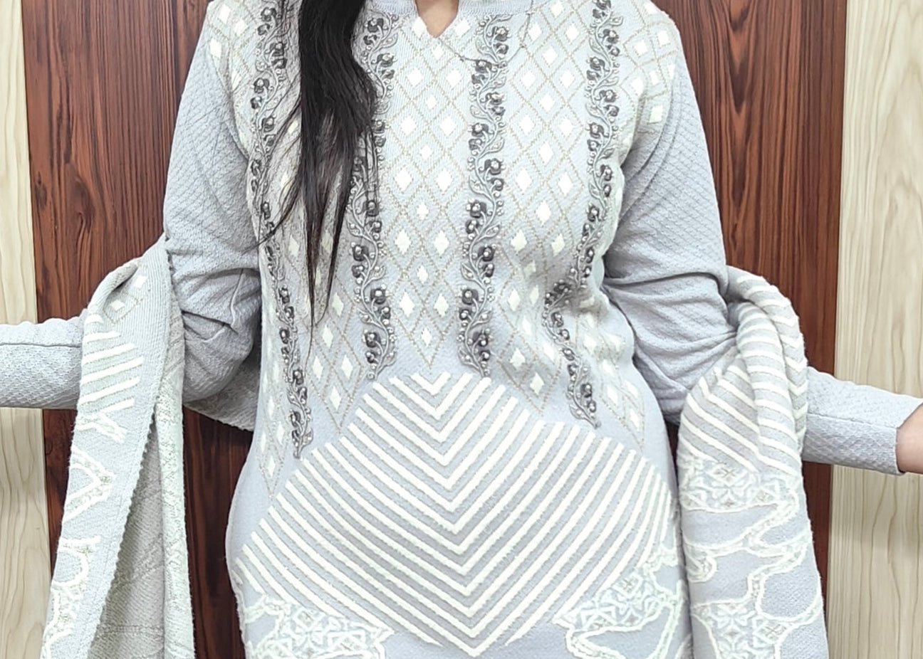 Elegant Ice Grey Winter Embroidered Ladies 3 Piece Suit (Zo354)