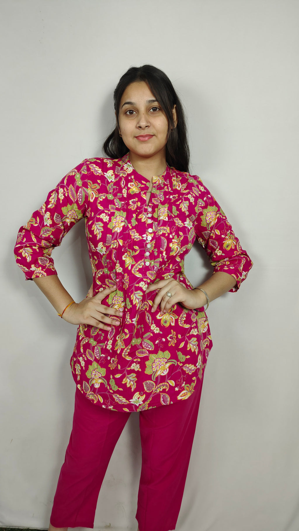 Woman in Pink Floral Printed Cotton Top (Z0240)