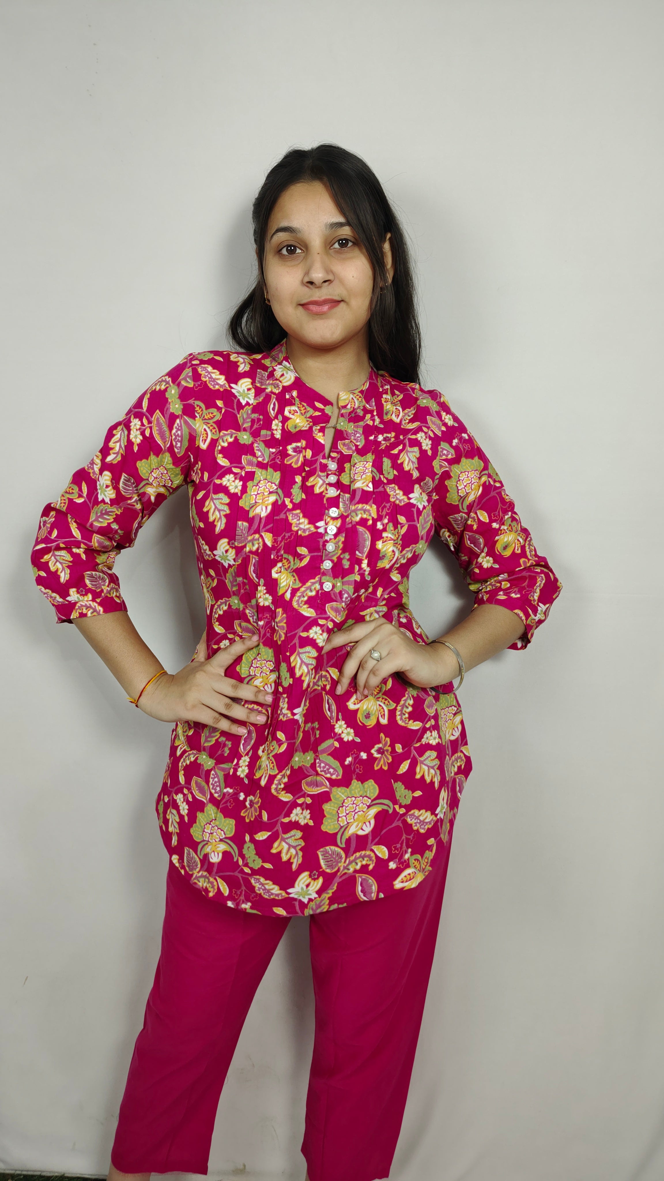 Woman in Pink Floral Printed Cotton Top (Z0240)