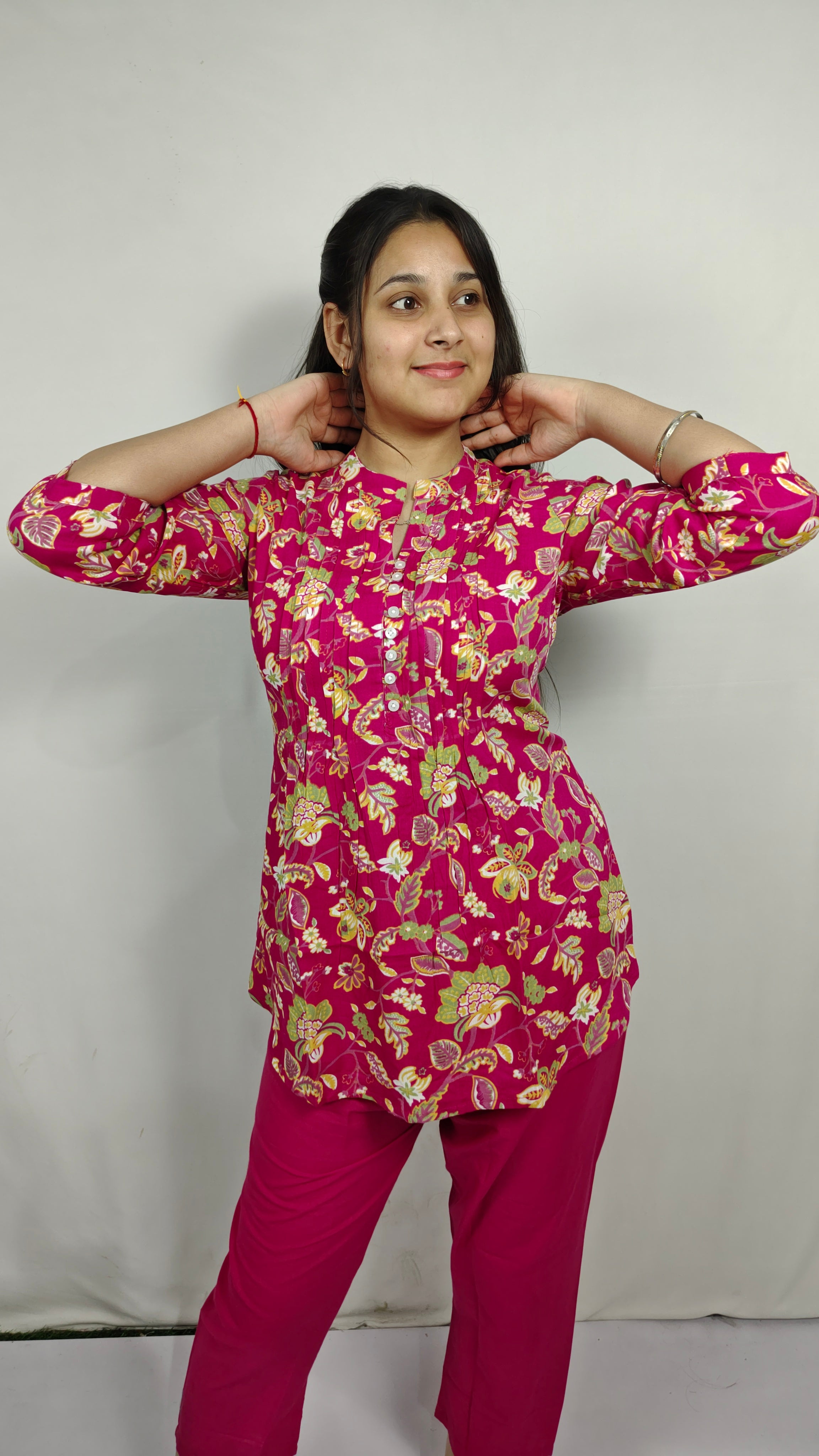 Woman in Pink Floral Printed Cotton Top (Z0240)