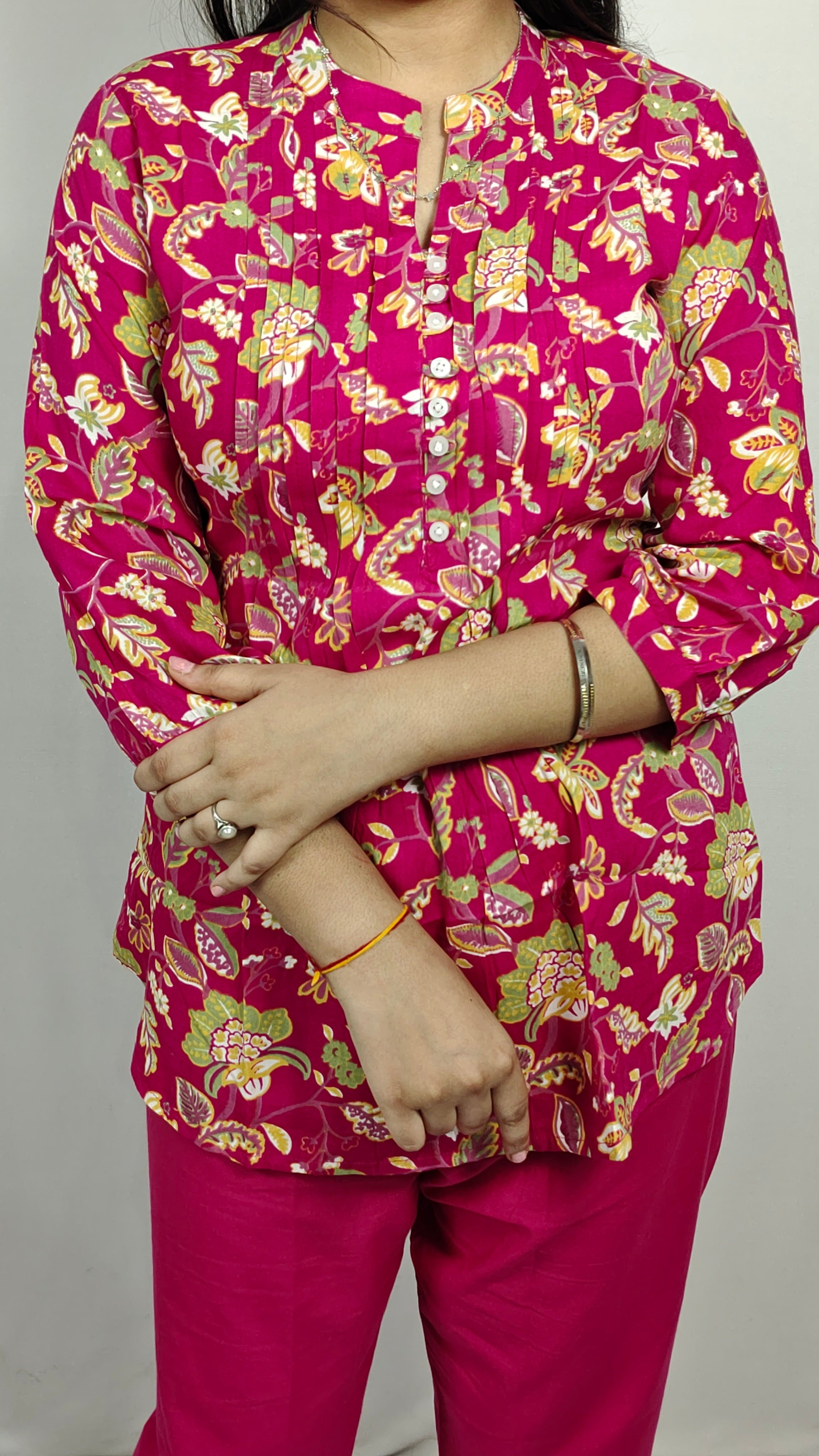Woman in Pink Floral Printed Cotton Top (Z0240)