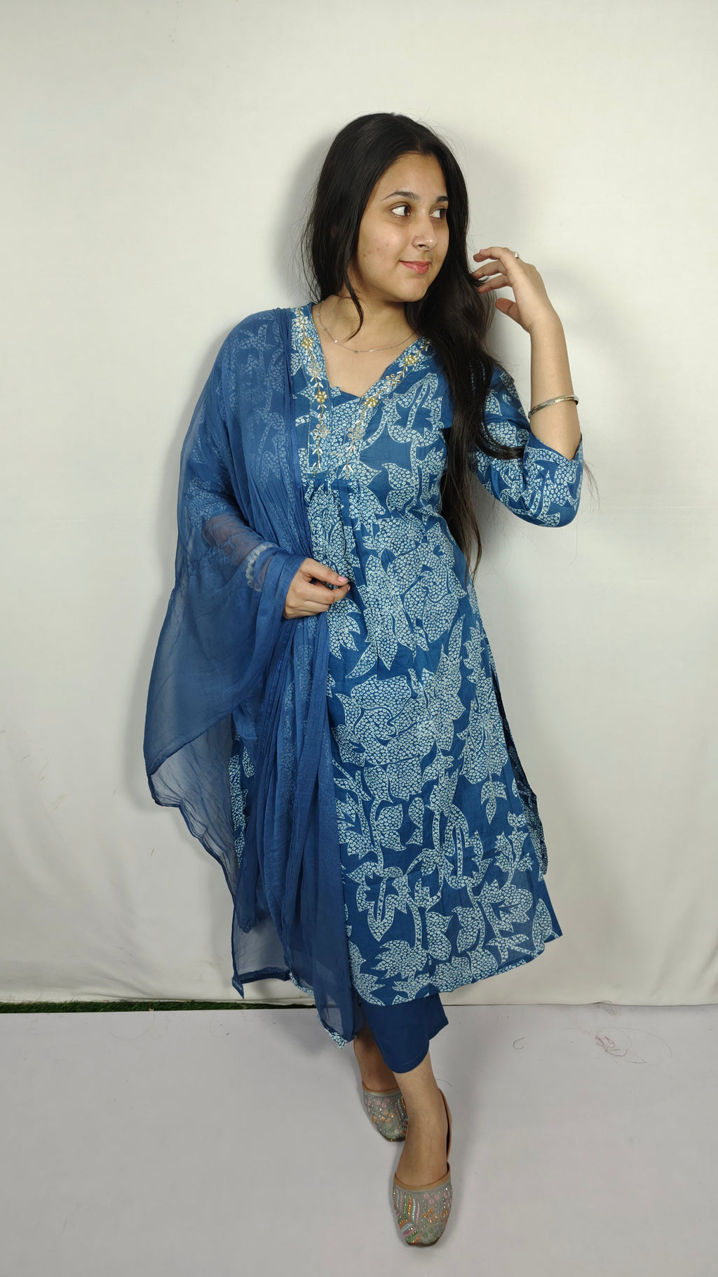 Woman in Blue Floral Kurta with Chiffon Dupatta (Z0238)
