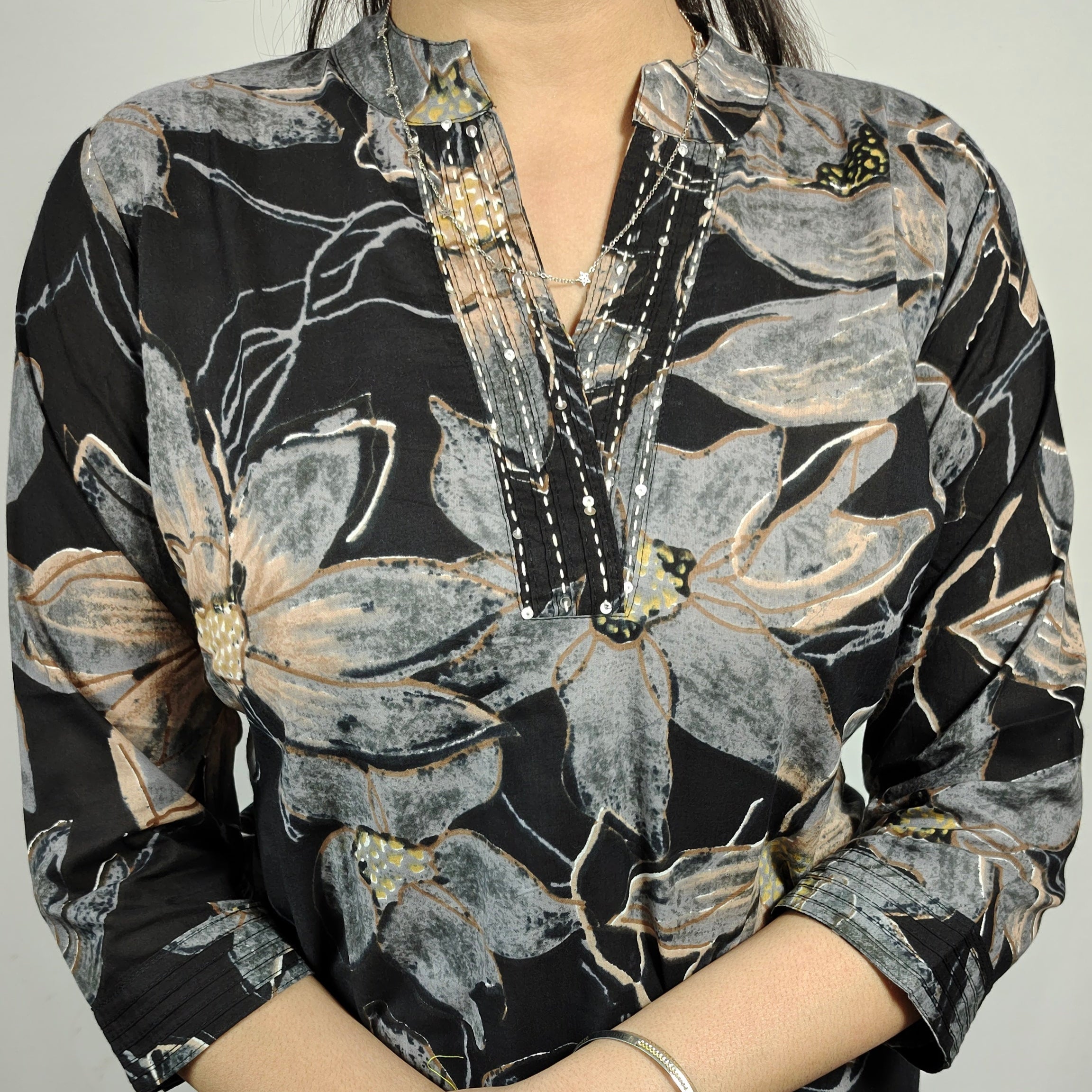 Woman in Black Floral Kurta with Matching Pants  (Z0237)