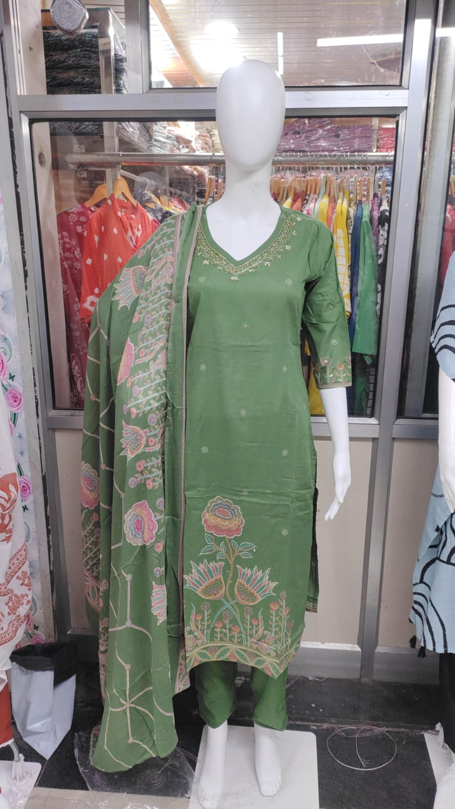 Green coloured  beautiful 3 piece kurta set (Z0172)