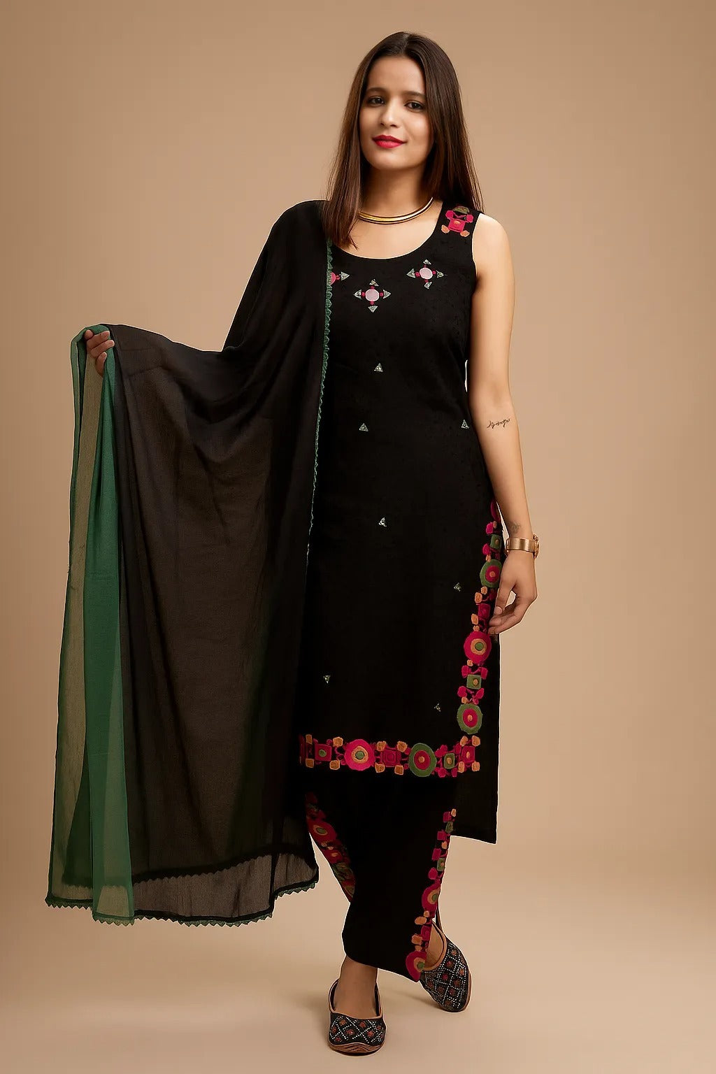 Black coloured beautiful 3 piece kurta set (Z0279)