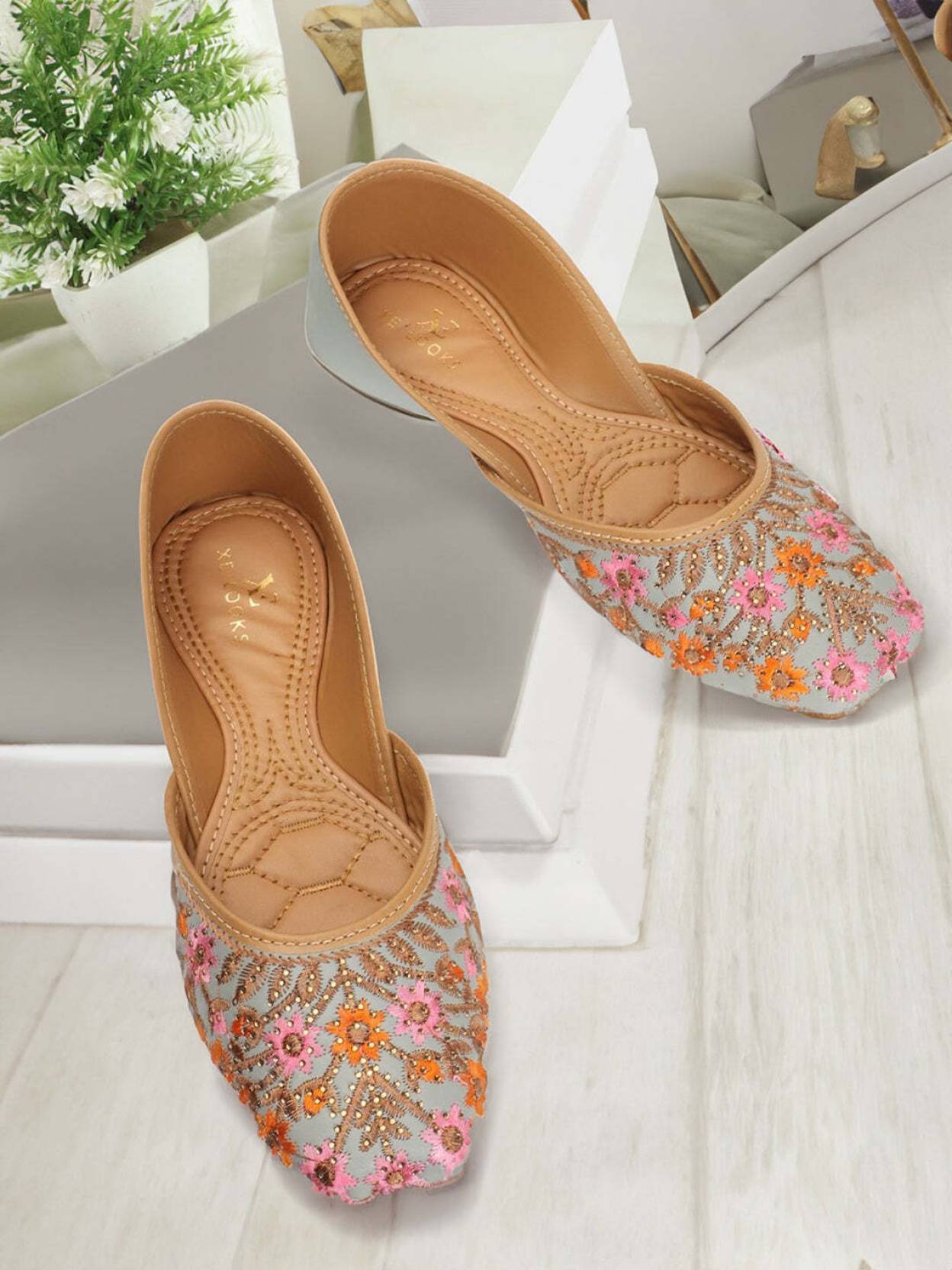 Jutis For Women